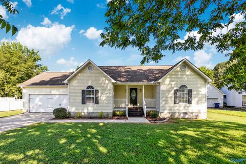 Homes For Sale - 1215 Heatherwood Drive<br/> Arab, AL 35016