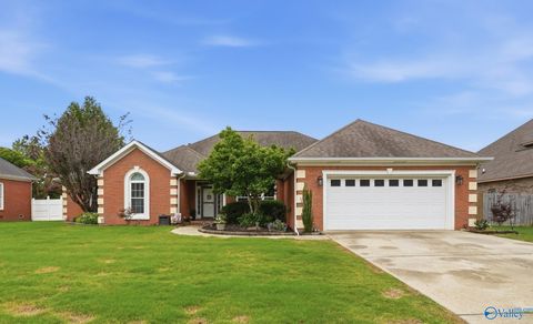 Photo of 1103 Ridgecrest Lane NE, Hartselle, AL 35640 (MLS # 21919236)