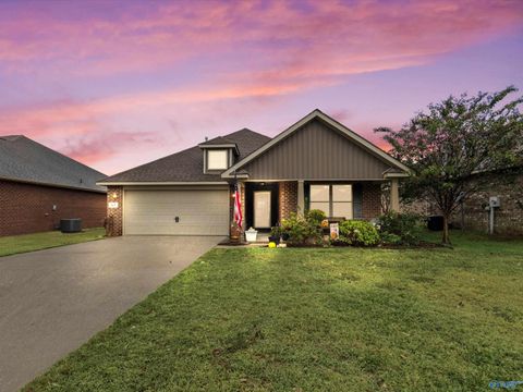 Photo of 83 Olde Dogwood Trail, Decatur, AL 35603 (MLS # 21912429)