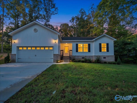 Homes For Sale - 301 Chambers Road<br/> Arab, AL 35016