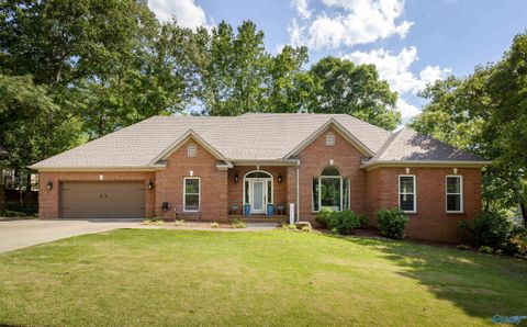 Photo of 405 Lakeside Circle, Muscle Shoals, AL 35661 (MLS # 21917357)