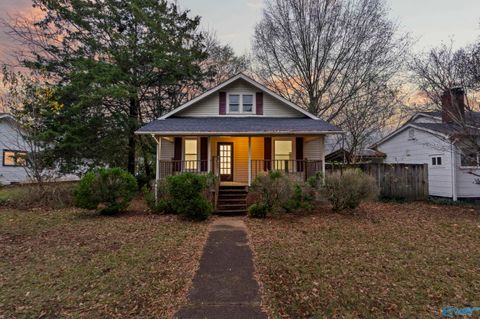 Photo of 909 SE 9th Street Se SE, Decatur, AL 35601 (MLS # 21905143)