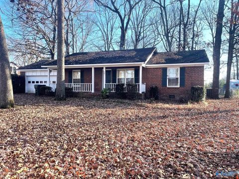 Photo of 135 Oakcrest Road, Huntsville, AL 35811 (MLS # 21906210)