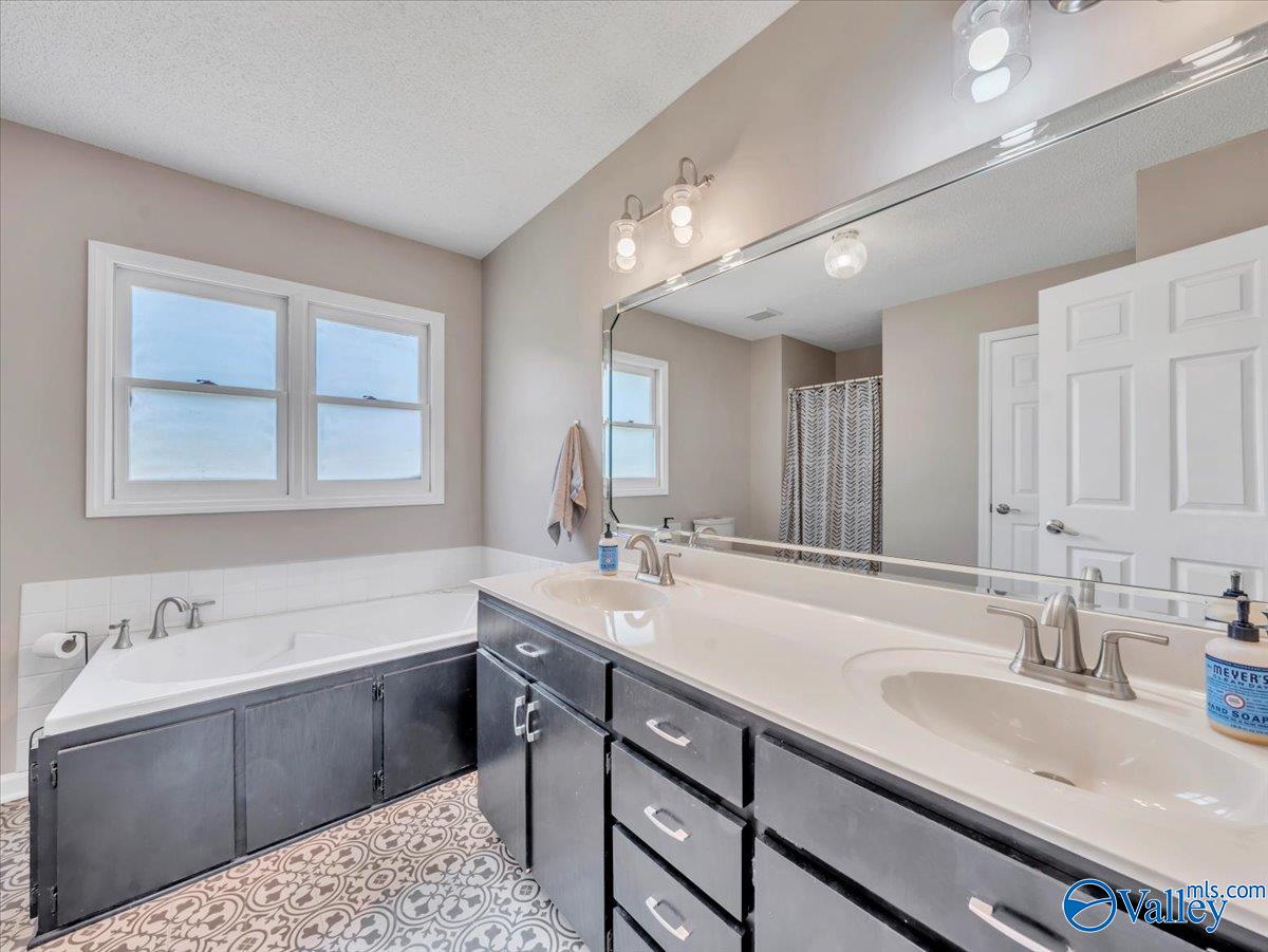 Scottsboro, Alabama 35769, United States, 3 Bedrooms Bedrooms, ,2 BathroomsBathrooms,Residential,Active,211521