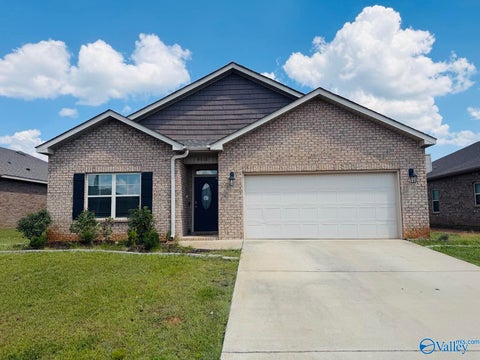 Homes For Sale - 16008 Glenncrest Lane<br/> Harvest, AL 35749