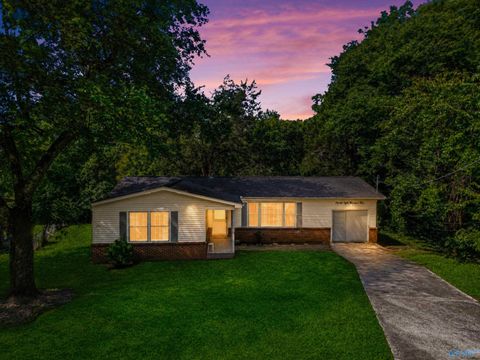 Homes For Sale - 2804 Coosa Circle<br/> Huntsville, AL 35810