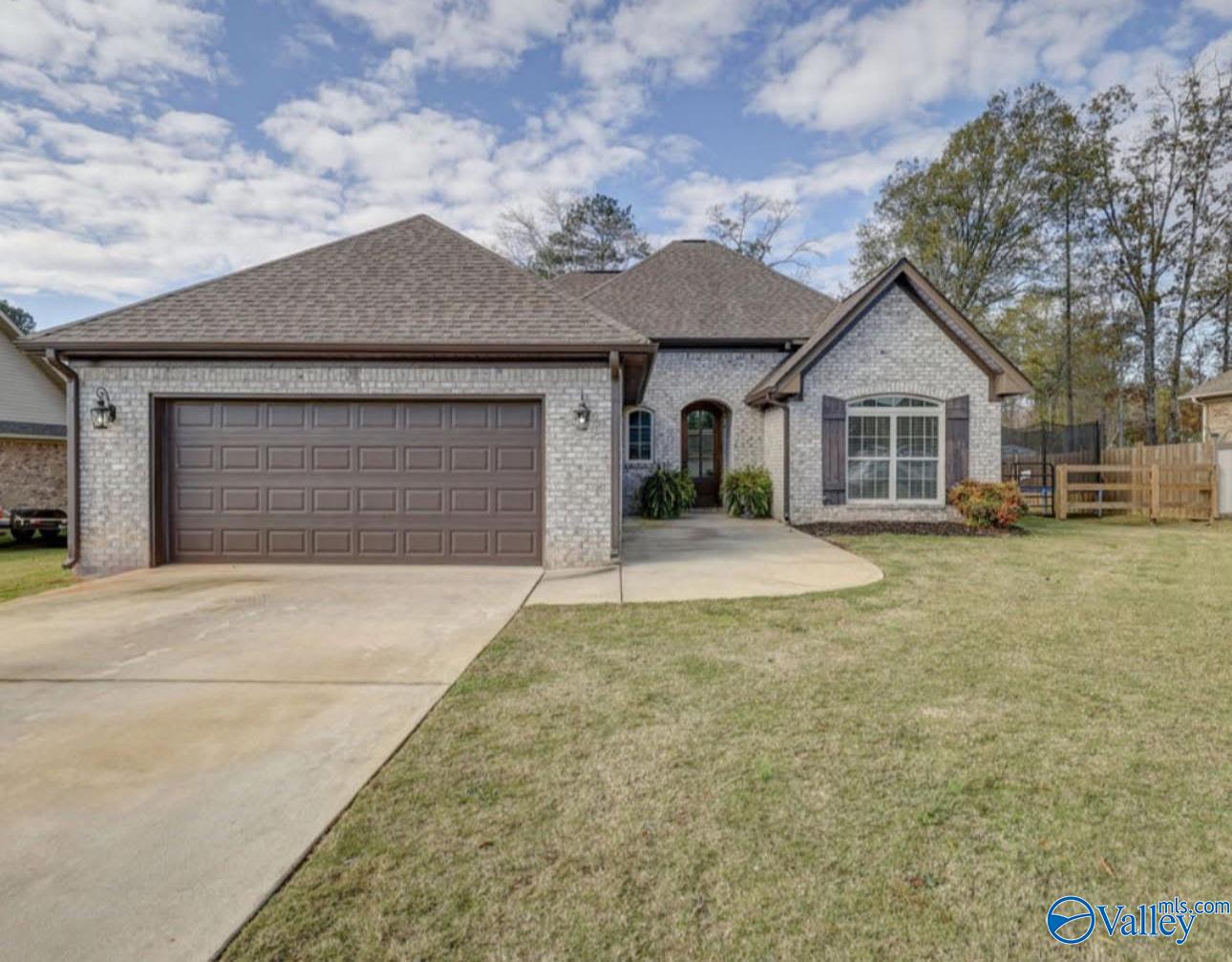 409 Pembrooke Circle, Hartselle, Alabama image 2
