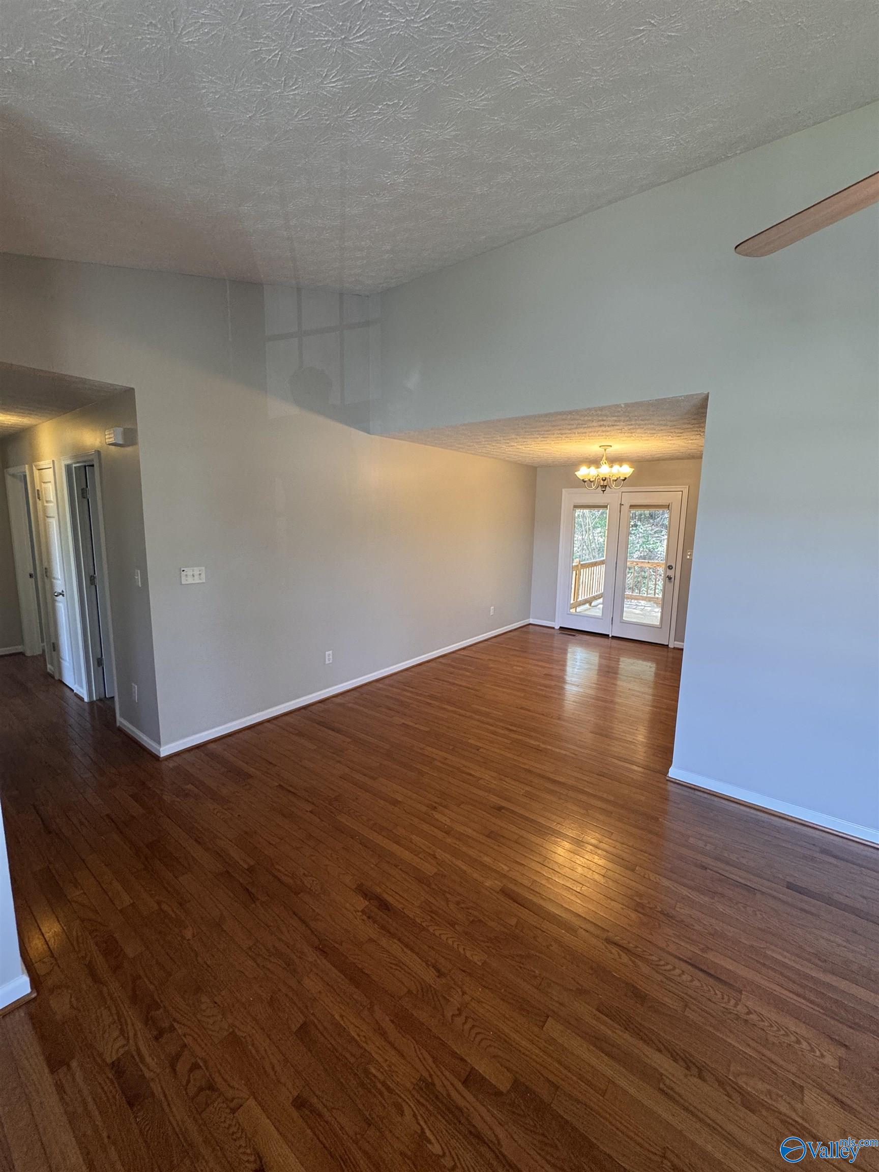 3083 Lakeview Circle