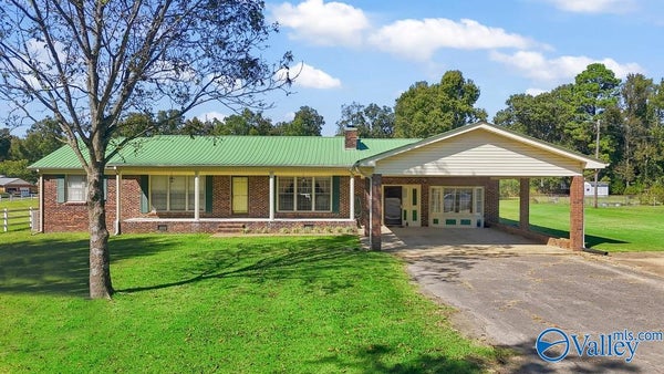 1696 HIGHPOINT RD, ALBERTVILLE, AL 35950 - Image c608bfa3860dcc24ae6893e4759f6a41/1087669186