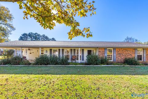 Homes For Sale - 1212 Twin Lake Circle<br/> Hartselle, AL 35640