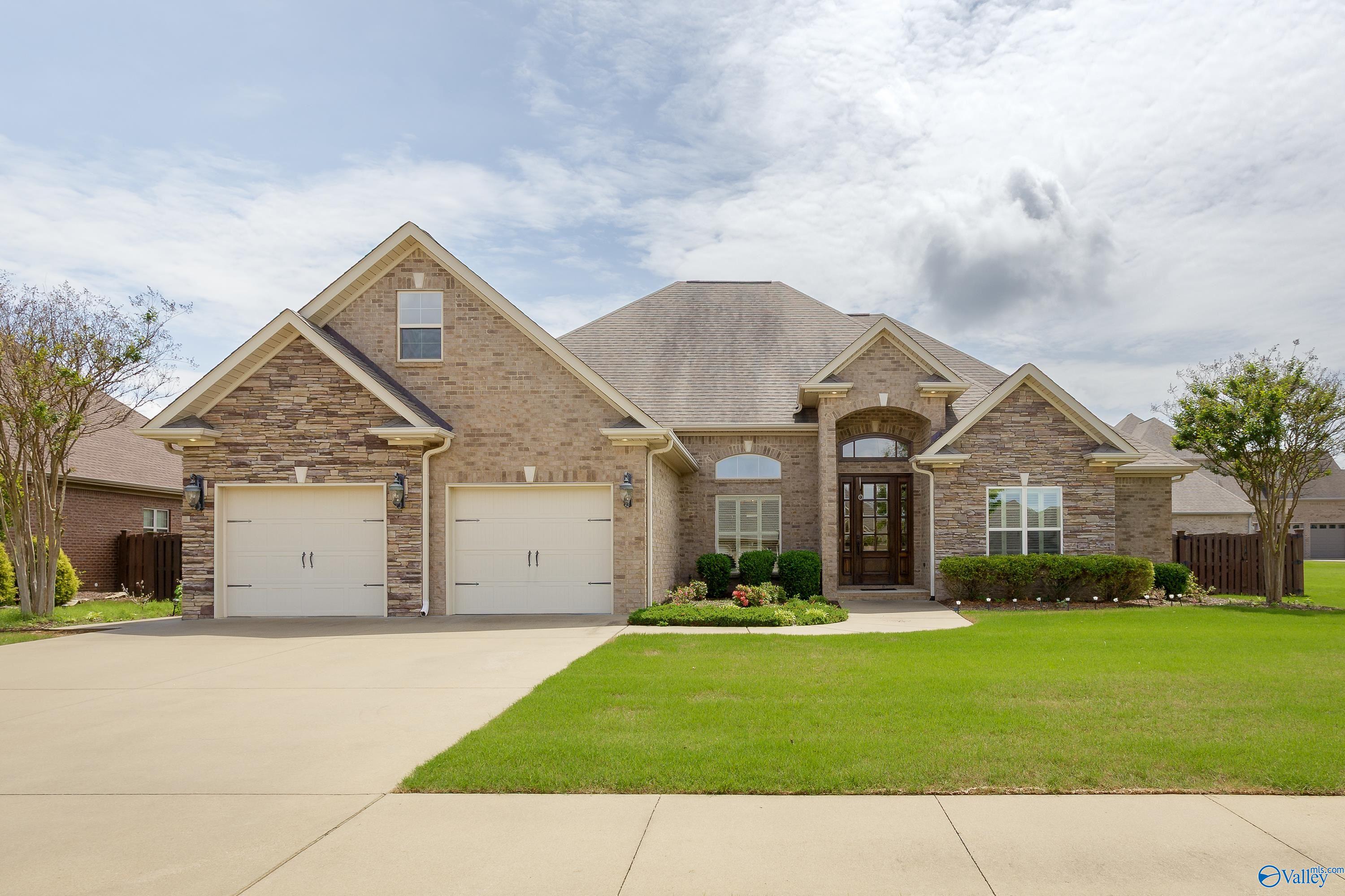 1206 Woodridge Court, Florence, Alabama image 1