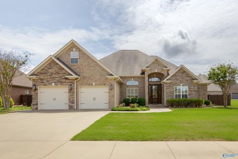 Homes For Sale - 1206 Woodridge Court<br/> Florence, AL 35630