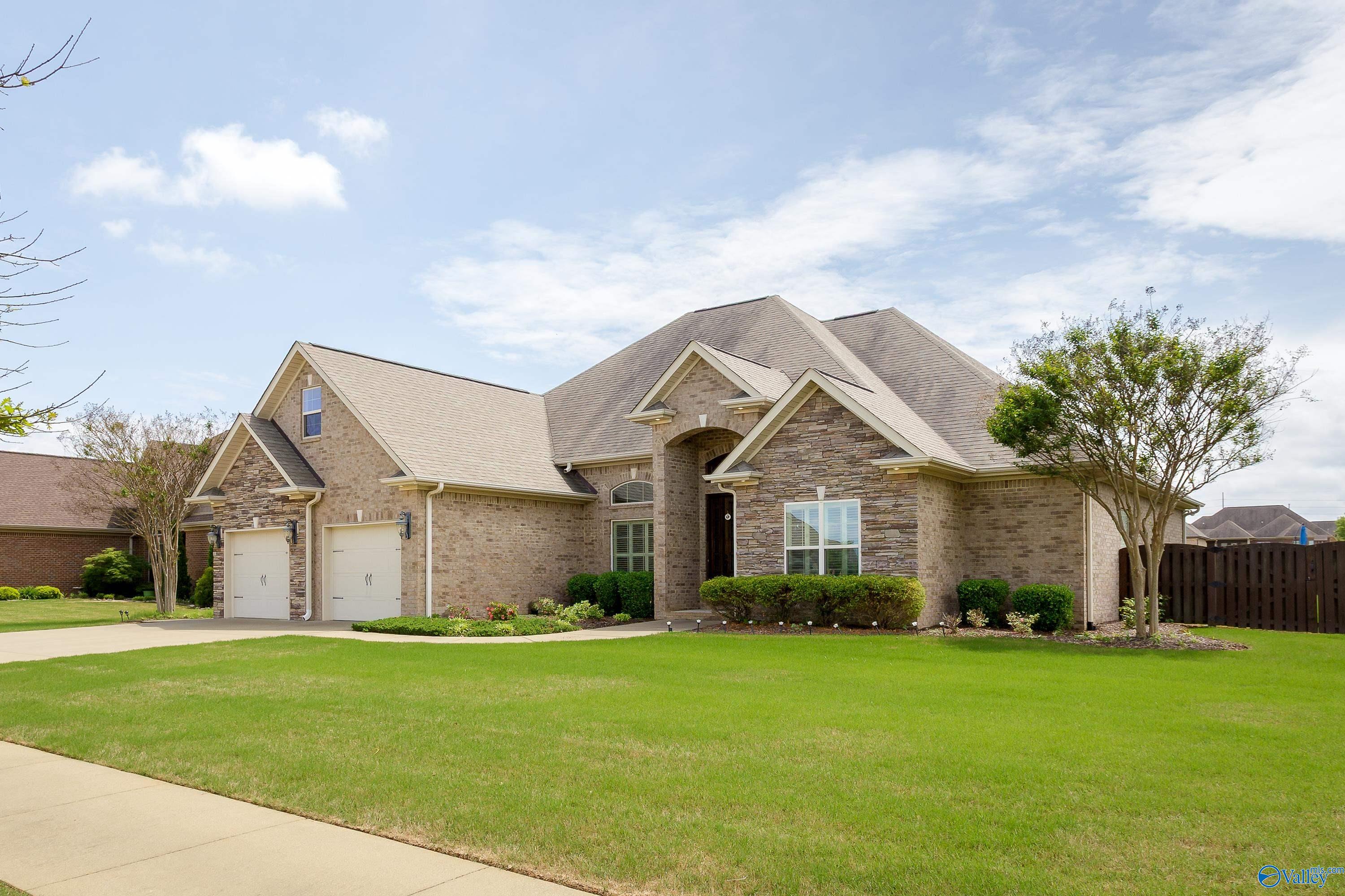 1206 Woodridge Court, Florence, Alabama image 2