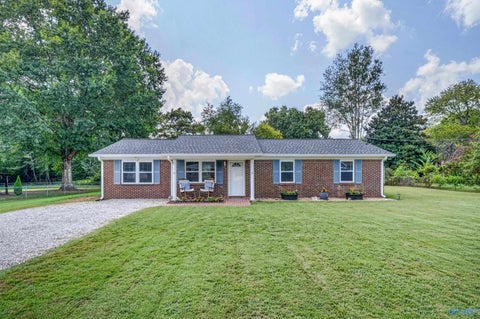 Homes For Sale - 102 Cindy Drive<br/> New Market, AL 35761