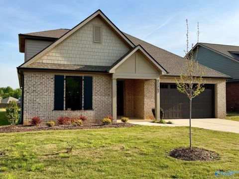 Homes For Sale - 21757 Hemlock Drive<br/> Athens, AL 35613