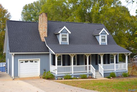 Photo of 1611 Hood Avenue, Scottsboro, AL 35769 (MLS # 21902349) Photo of 1611 Hood Avenue, Scottsboro, AL 35769 (MLS # 21902349)