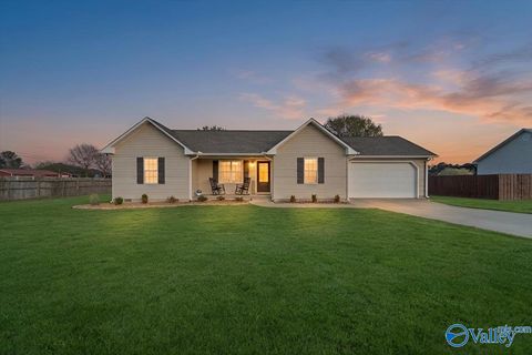 Homes For Sale - 43 Devon Circle<br/> Albertville, AL 35951