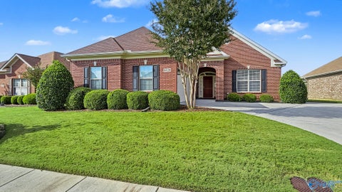 Homes For Sale - 16128 Shropshire Drive<br/> Huntsville, AL 35803