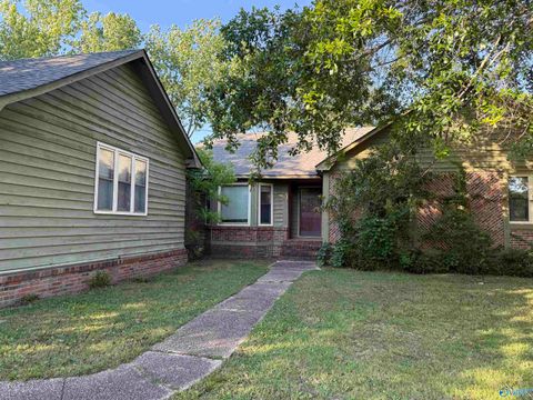 Photo of 718 Littrell Circle, Moulton, AL 35650 (MLS # 21917079)