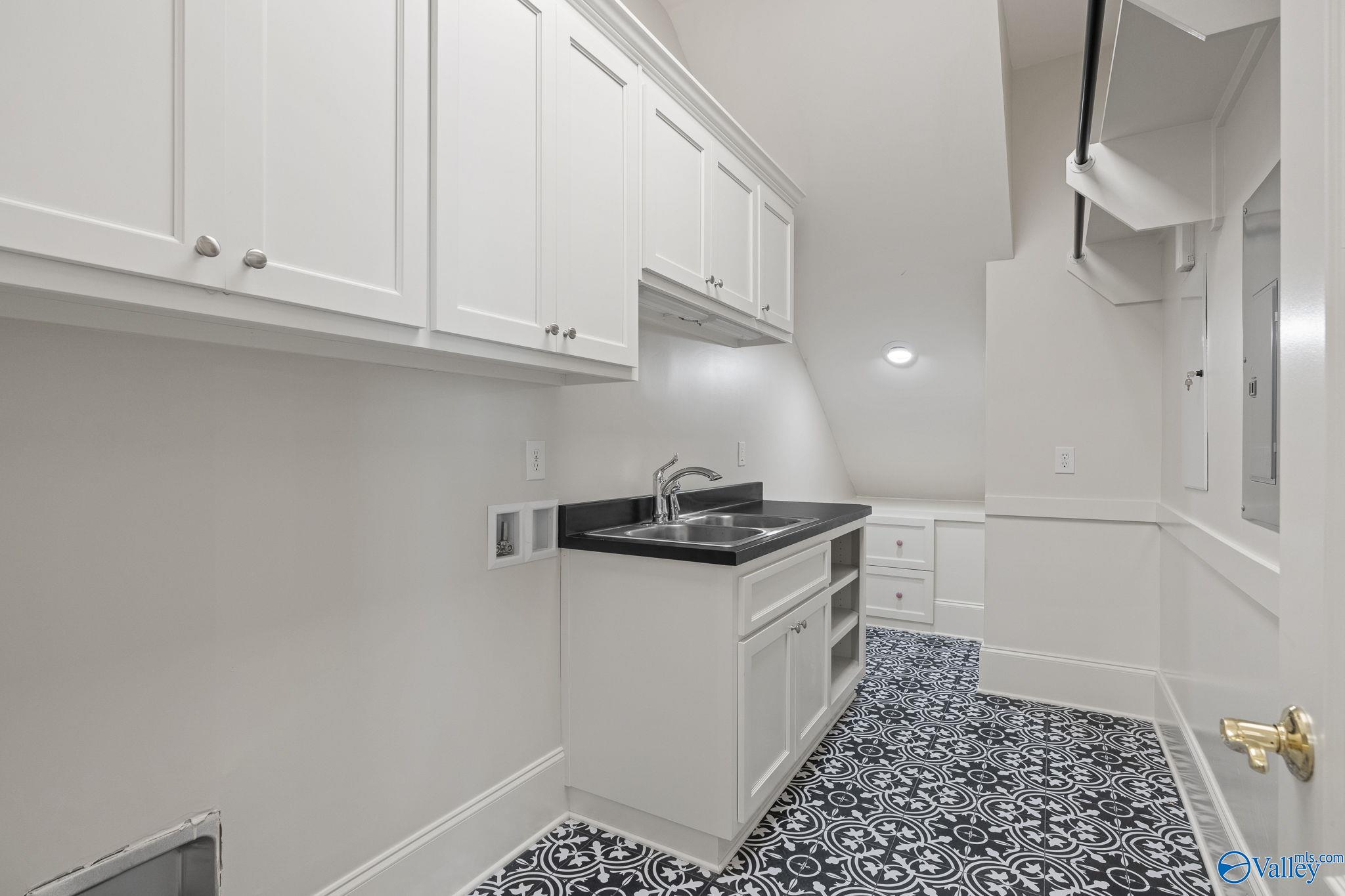 Huntsville, Alabama 35802, United States, 4 Bedrooms Bedrooms, ,4 BathroomsBathrooms,Residential,Active,104277