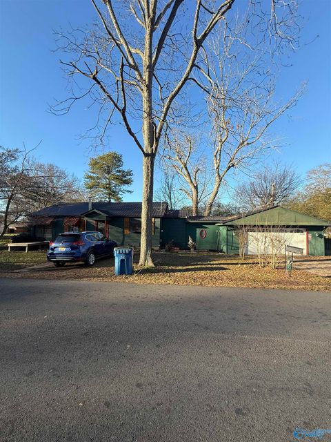Photo of 901 Snowden Drive, Boaz, AL 35957 (MLS # 21905805)