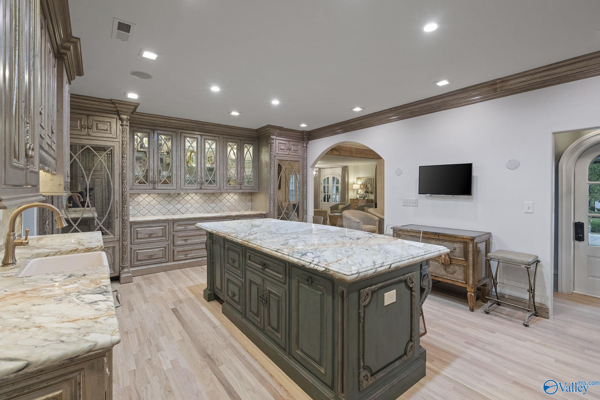 Huntsville, Alabama 35801, United States, 5 Bedrooms Bedrooms, ,4 BathroomsBathrooms,Residential,Active,188534