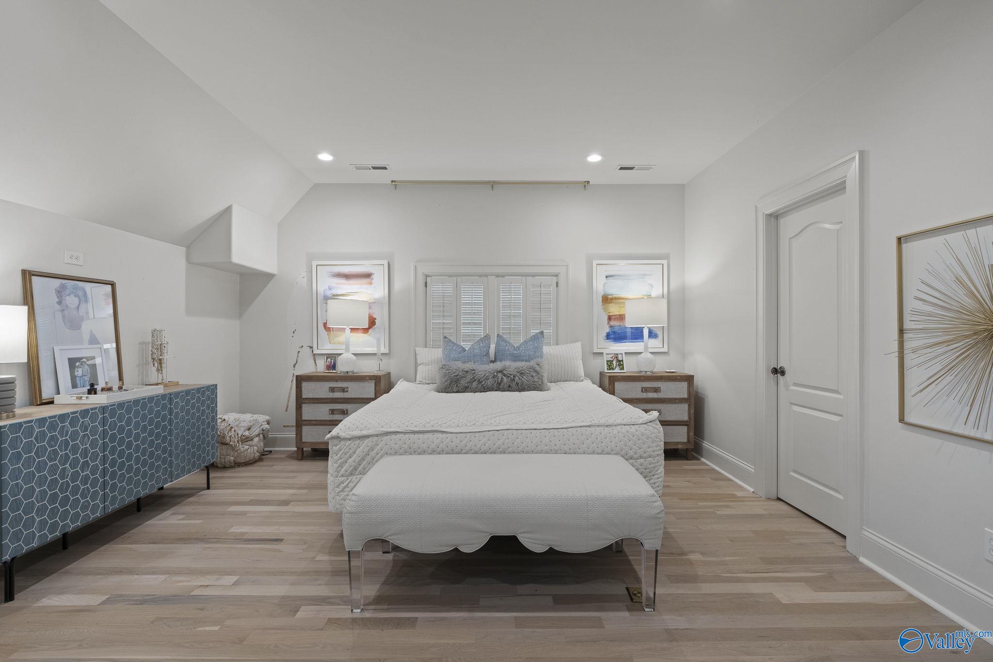 Huntsville, Alabama 35801, United States, 5 Bedrooms Bedrooms, ,4 BathroomsBathrooms,Residential,Active,188534