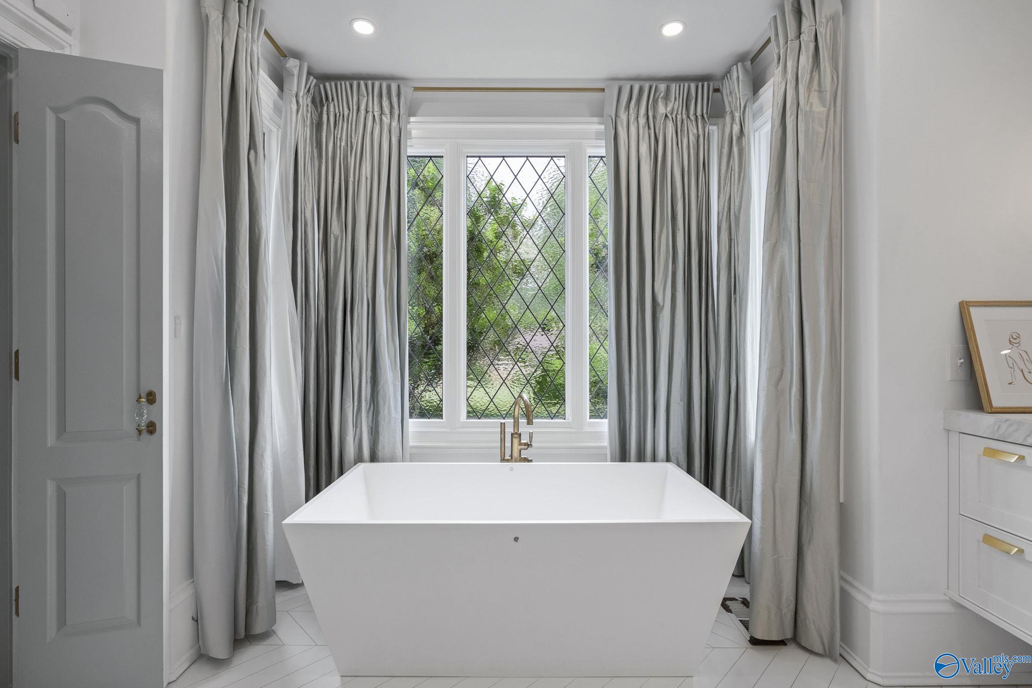 Huntsville, Alabama 35801, United States, 5 Bedrooms Bedrooms, ,4 BathroomsBathrooms,Residential,Active,188534