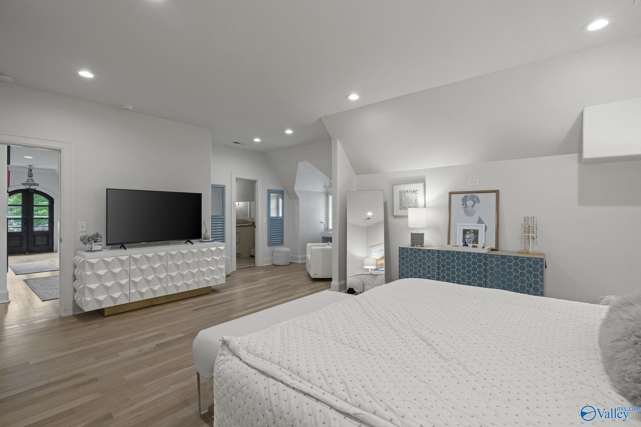 Huntsville, Alabama 35801, United States, 5 Bedrooms Bedrooms, ,4 BathroomsBathrooms,Residential,Active,188534