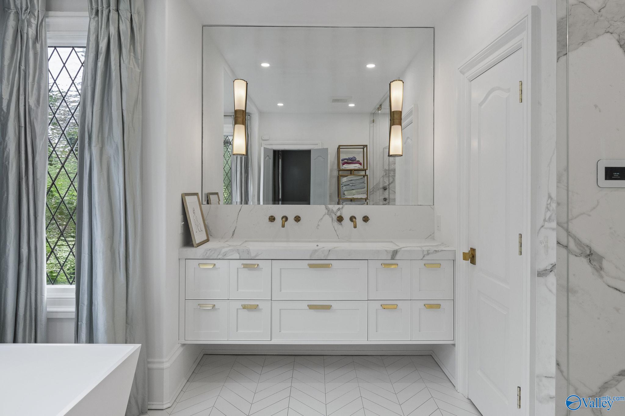 Huntsville, Alabama 35801, United States, 5 Bedrooms Bedrooms, ,4 BathroomsBathrooms,Residential,Active,188534