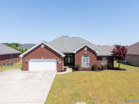 Homes For Sale - 2622 Buckingham Gate<br/> Decatur, AL 35603