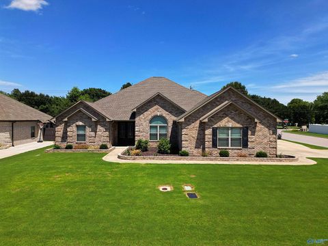 Homes For Sale - 16904 Stonegate Drive<br/> Athens, AL 35613