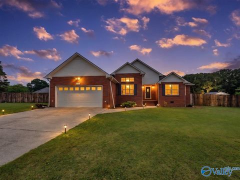 Homes For Sale - 27420 Thomas Edward Drive<br/> Limestone County, Athens, AL 35613