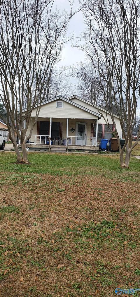 Photo of 612 NW Stewart Street, Hartselle, AL 35622 (MLS # 21909299)