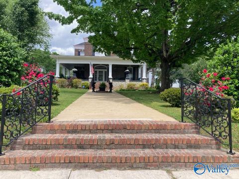 Photo of 404 Washington Street E, Fayetteville, TN 37334 (MLS # 21914154)