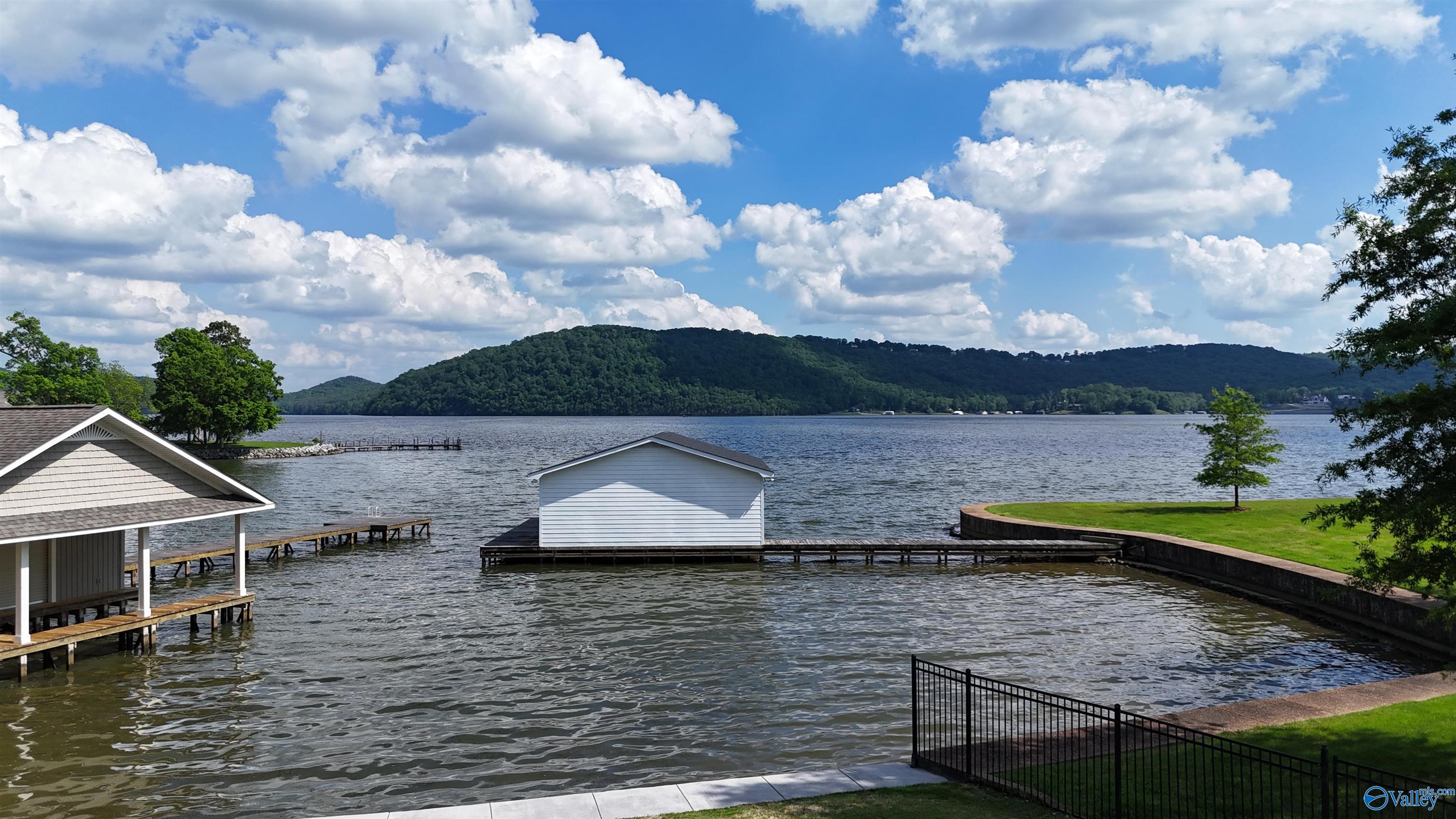 1314 Buck Island Drive, Guntersville, Alabama image 5