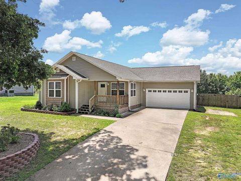 Homes For Sale - 105 Cumberlind Drive<br/> Guntersville, AL 35976