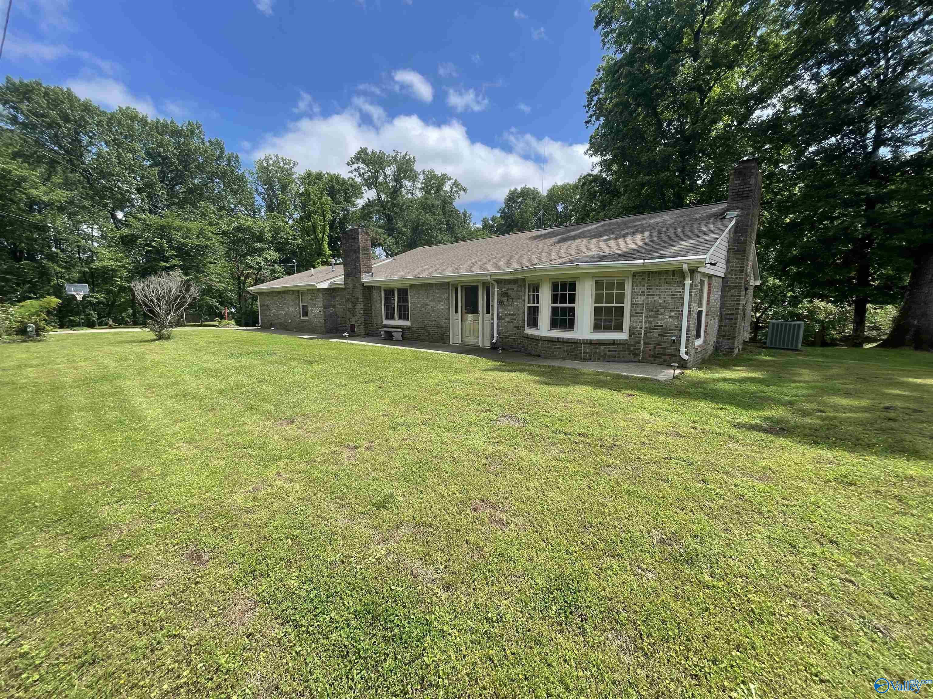 1061 Wheeler View Drive, Muscle Shoals, Alabama image 1