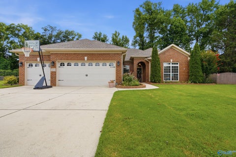 Homes For Sale - 7202 Avonwood Lane Se Ln<br/> Owens Cross Roads, AL 35763