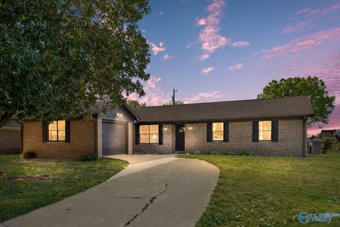 Homes For Sale - 1609 SW Thomas Drive<br/> Decatur, AL 35601