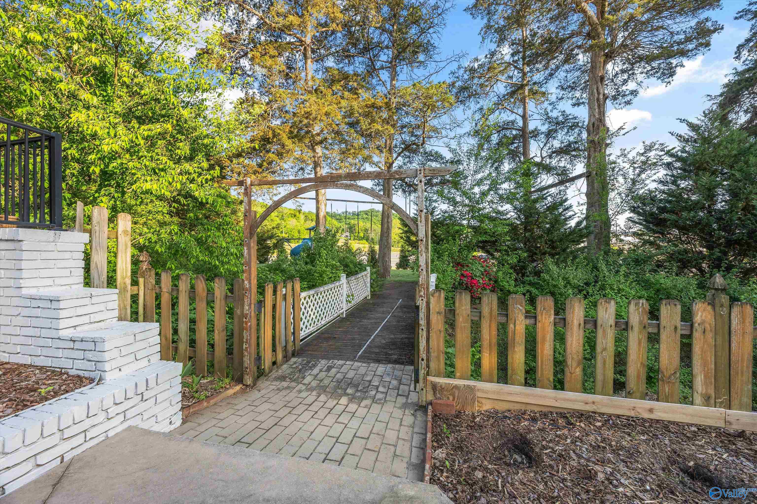Huntsville, Alabama, 35802, United States, 5 Bedrooms Bedrooms, ,5 BathroomsBathrooms,Residential,Active,2037546