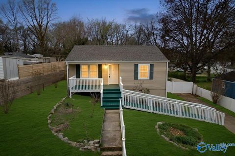 Photo of 203 N Plymouth Road NW, Huntsville, AL 35811 (MLS # 21911616)