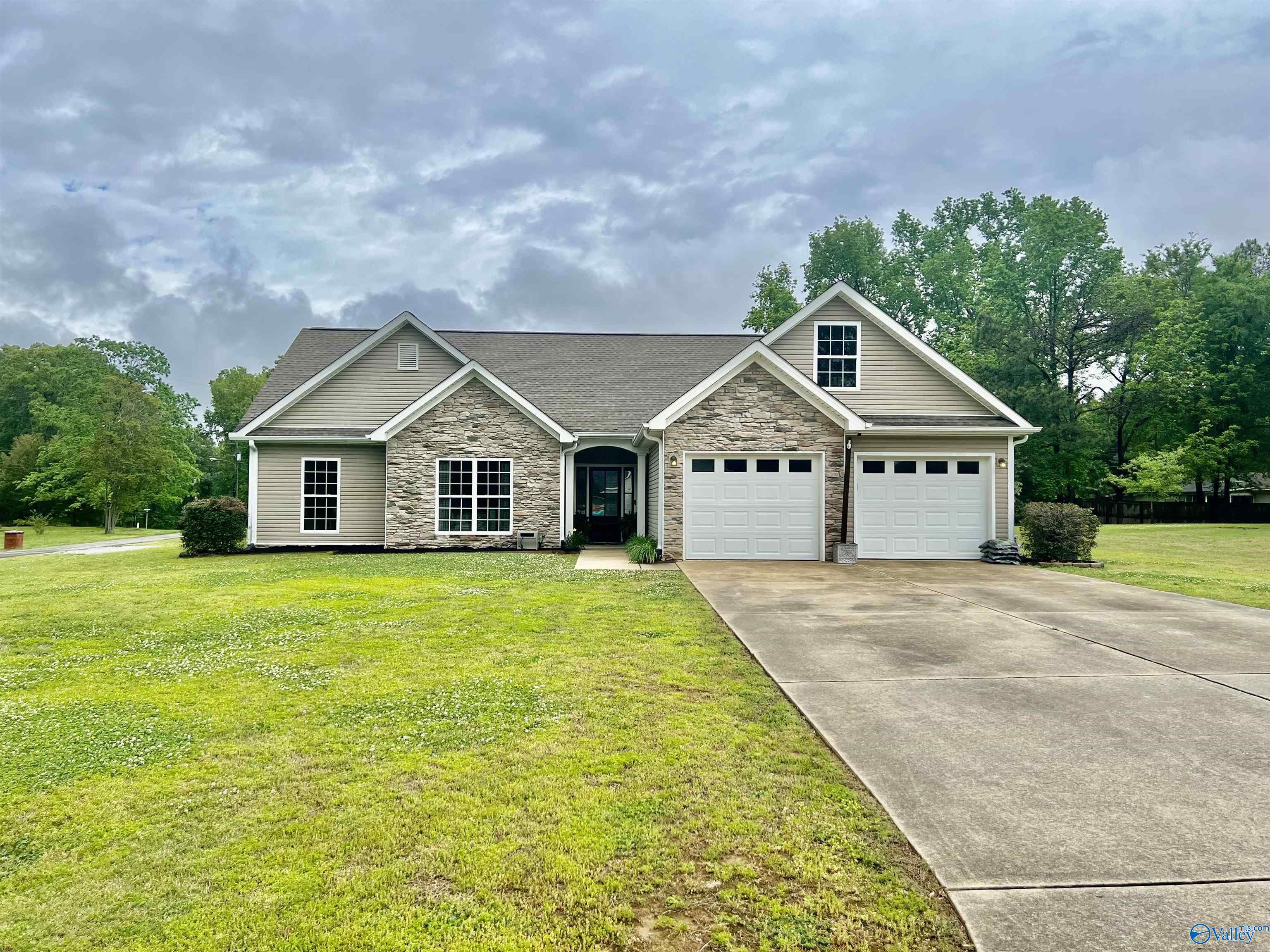 27 Sparks Street, Trinity, Alabama image 1