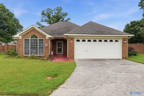 Homes For Sale - 1807 Edgemere Court<br/> Huntsville, AL 35803