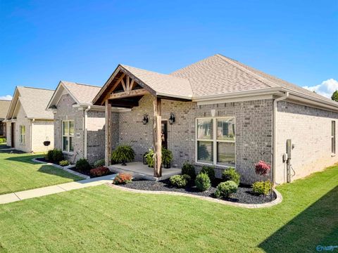 Photo of 1008 Ashenbury Park, Decatur, AL 35603 (MLS # 21912665)