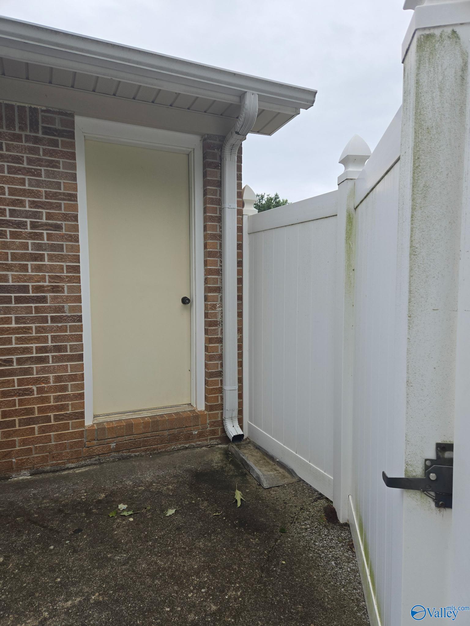 Huntsville, Alabama 35802, United States, 3 Bedrooms Bedrooms, ,2 BathroomsBathrooms,Residential,Pending,119959