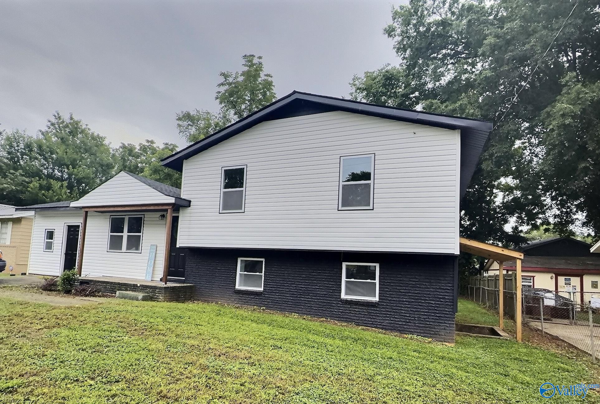 517 Lisa Lane NW