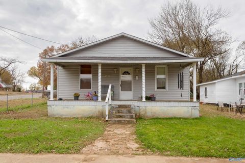 Homes For Sale - 1001 Sterling Blvd<br/> Colbert County, Sheffield, AL 35660