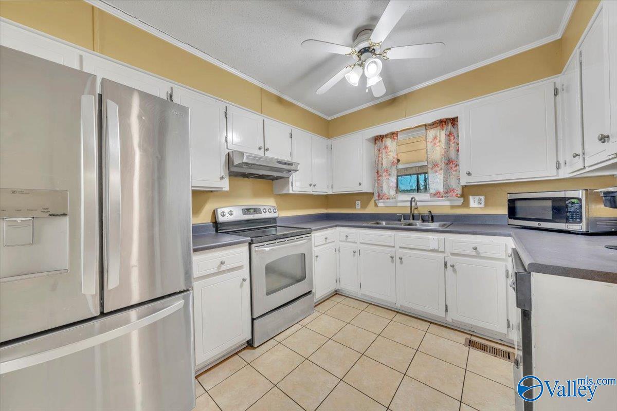 Scottsboro, Alabama 35769, United States, 3 Bedrooms Bedrooms, ,2 BathroomsBathrooms,Residential,Active,37171