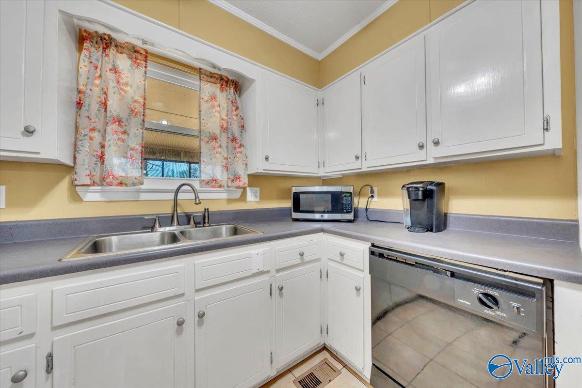 Scottsboro, Alabama 35769, United States, 3 Bedrooms Bedrooms, ,2 BathroomsBathrooms,Residential,Active,37171